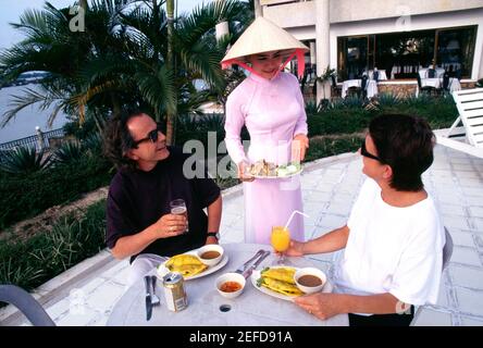 Cena per tre persone al Century Riverside Hotel, Hue, Vietnam Foto Stock