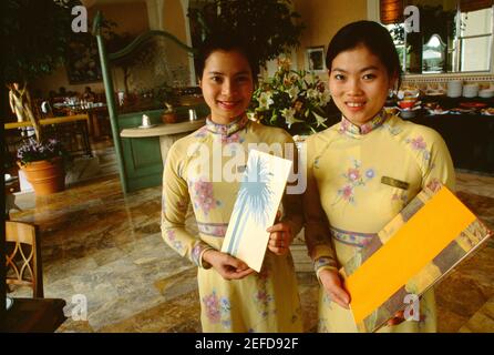 Ritratto di due giovani donne Foto Stock