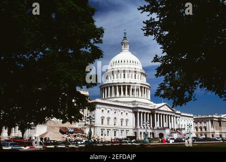 Basso angolo di visione di un edificio governativo, Capitol Building, Washington DC, Stati Uniti d'America Foto Stock