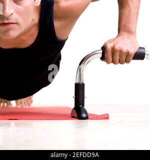 Primo piano di un uomo medio adulto che fa push-up Foto Stock