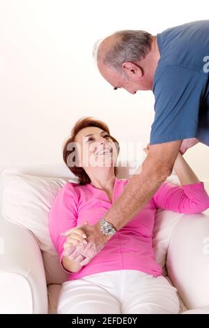 Coppia senior che tiene le mani che si guardano l'un l'altro Foto Stock
