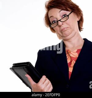 Vista ad angolo basso di una donna d'affari che tiene un file Foto Stock