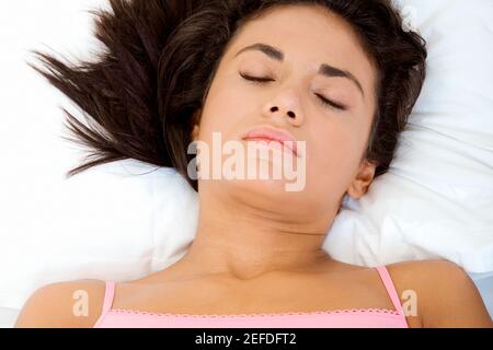 Angolo di alta vista di una giovane donna che dorme Foto Stock