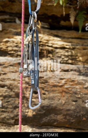 Primo piano delle attrezzature per l'arrampicata Foto Stock