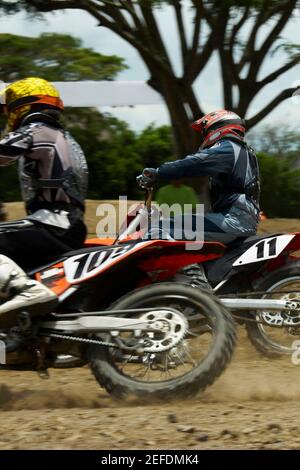 Profilo laterale di due motociclisti che guidano motociclette Foto Stock