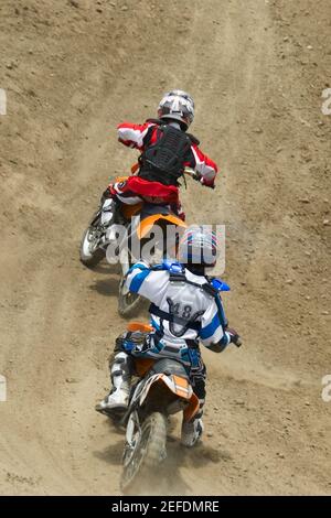 Due motociclisti di motocross che cavalcano motociclette Foto Stock