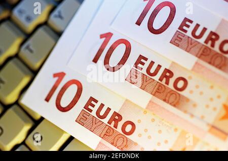 Close-up di dieci banconote in euro Foto Stock