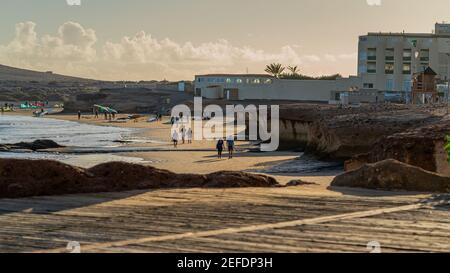 EL MEDANO, TENERIFE SPAGNA - 02 DICEMBRE 2020: Tramonto sulla spiaggia di El Medano con kites sufer. Isola di Tenerife, Isole Canarie, Foto Stock