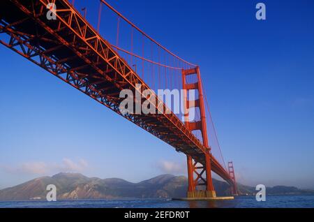 Vista ad angolo basso di un ponte, Golden Gate Bridge, San Francisco, California, USA Foto Stock
