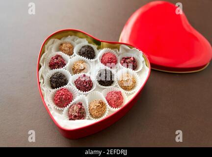 caramelle in scatola di cioccolato a forma di cuore rosso Foto Stock