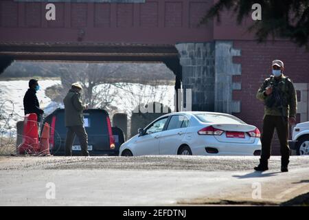 Srinagar, India. 17 Feb 2021. I membri di una delegazione dell'Unione europea vengono trasportati verso un hotel durante la chiusura.UNA delegazione di inviati dell'Unione europea in India è arrivata a Srinagar in una visita di due giorni a Jammu e Kashmir per valutare la situazione in seguito alla demolizione del suo status speciale nel 2019, hanno affermato i funzionari. Nel frattempo, parti di Srinagar osservarono un arresto per segnare l'arrivo della delegazione degli inviati a Jammu e Kashmir. Credit: SOPA Images Limited/Alamy Live News Foto Stock