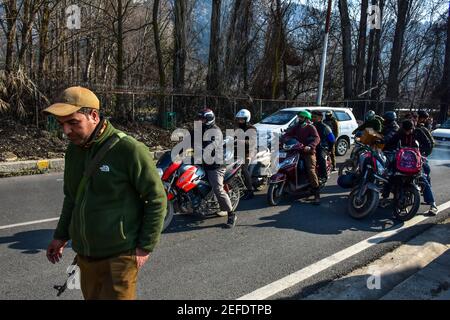 Srinagar, India. 17 Feb 2021. Un poliziotto armato che cammina come convoglio della delegazione dell'Unione europea si muove in strada durante la chiusura.UNA delegazione di inviati dell'Unione europea in India è arrivata a Srinagar in una visita di due giorni a Jammu e Kashmir per valutare la situazione in seguito alla demolizione del suo status speciale nel 2019; i funzionari hanno detto. Nel frattempo, parti di Srinagar osservarono un arresto per segnare l'arrivo della delegazione degli inviati a Jammu e Kashmir. Credit: SOPA Images Limited/Alamy Live News Foto Stock