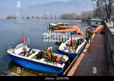 Srinagar, India. 17 Feb 2021. Le forze governative mantengono la veglia sulle rive del lago dal durante la chiusura.UNA delegazione di inviati dell'Unione europea in India è arrivata a Srinagar in una visita di due giorni a Jammu e Kashmir per valutare la situazione in seguito alla demolizione del suo status speciale nel 2019, ha dichiarato i funzionari. Nel frattempo, parti di Srinagar osservarono un arresto per segnare l'arrivo della delegazione degli inviati a Jammu e Kashmir. Credit: SOPA Images Limited/Alamy Live News Foto Stock