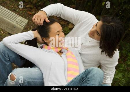 Vista ad alto angolo di una giovane coppia che guarda ciascuno altro sorridente Foto Stock