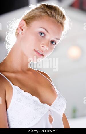 Ritratto di una giovane donna che indossa una nightcrie Foto Stock