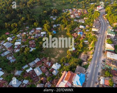 Il drone aereo ha girato della città di Chake Chake, una capitale dell'isola di Pemba, l'arcipelago di Zanzibar. Città in un delta del fiume al tramonto Foto Stock