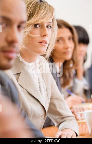 Dirigenti aziendali in una riunione in una sala riunioni Foto Stock