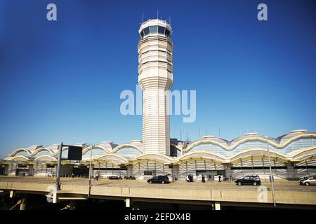 Vista ad alto angolo della torre di controllo e del terminal delle partenze presso l'aeroporto nazionale Ronald Reagan Washington, Washington DC, USA Foto Stock