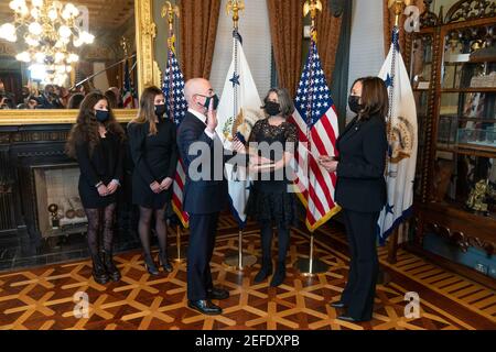 Il Vice Presidente Kamala Harris indossa ad Alejandro Mayorkas come Segretario per la sicurezza interna martedì 2 febbraio 2021, nel Vice Presidente dell’Ufficio Ceremoniale della Casa Bianca. Foto Stock