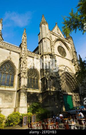 Vista ad angolo basso di una basilica, Basilica di San Michel, quartiere di San Michel, Vieux Bordeaux, Bordeaux, Francia Foto Stock