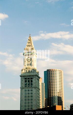 Vista in sezione alta di una torre dell'orologio, Boston, Massachusetts, Stati Uniti Foto Stock