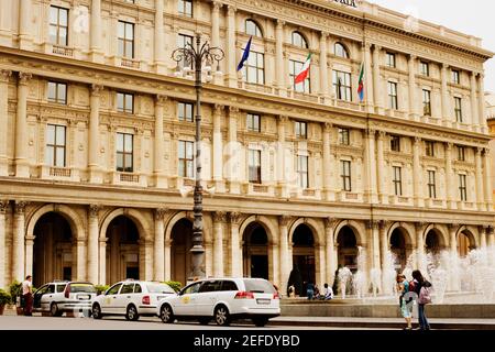 Fontana di fronte ad un edificio, Piazza De Ferrari, Genova, Liguria, Italia Foto Stock