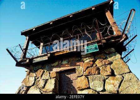 Vista ad angolo basso di un belvedere su una montagna, il Monte Tamalpais state Park, California, Stati Uniti Foto Stock