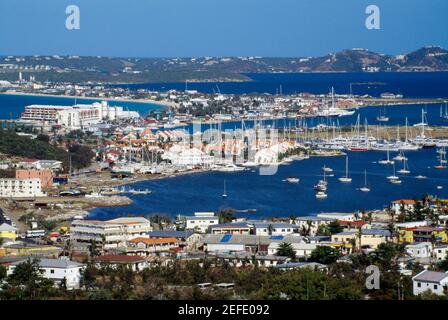 Vista generale del porto sul lato francese di San Martino nei Caraibi. Foto Stock