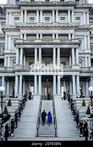 Il vicepresidente Kamala Harris e suo marito Doug Emhoff salgono i gradini della Marina dell'Eisenhower Executive Office Building alla Casa Bianca mercoledì 20 gennaio 2021 per visitare per la prima volta l'ufficio cerimoniale del Vice Presidente. Foto Stock