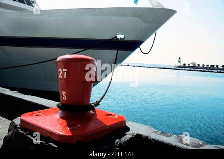 Primo piano di uno yacht ormeggiato in un porto, Lake Michigan, Chicago, Illinois, USA Foto Stock