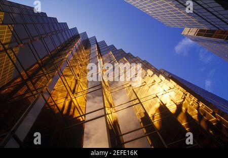 Vista ad angolo basso dei grattacieli, Hong Kong, Cina Foto Stock