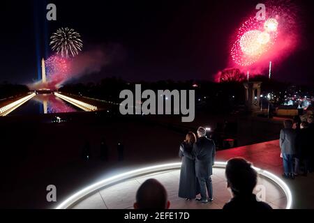 Il Vice Presidente Kamala Harris e il Sig. Doug Emhoff ascoltano come cantante Katy Perry si esibisce durante uno spettacolo di fuochi d'artificio per il Celebrate America speciale in celebrazione della 5nona inaugurazione presidenziale Mercoledì, 20 gennaio 2021, al Lincoln Memorial a Washington, D.C. Foto Stock