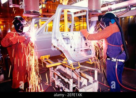 Saldatore che lavora su porte di automobili in una linea di assemblaggio, Newark, Delaware, USA Foto Stock