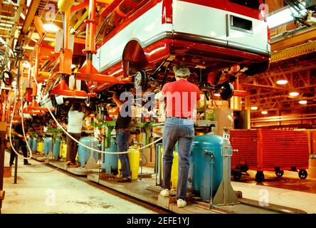 Lavoratori che lavorano in uno stabilimento, General Motors Plant, Baltimora, Maryland, USA Foto Stock