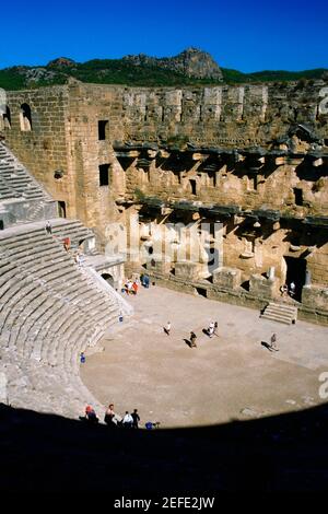 Vista ad alto angolo dei turisti in un anfiteatro, Aspendos, Turchia Foto Stock