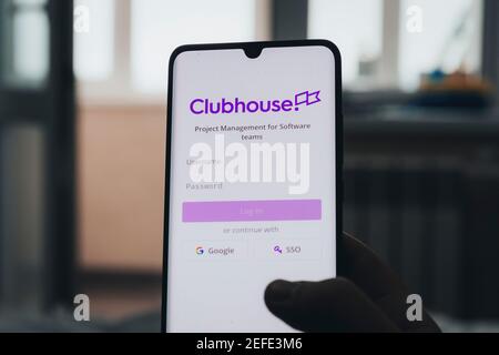 Visualizzazione delle applicazioni clubhouse sul display dello smartphone. 17 febbraio 2021, Barnaul Russia Foto Stock