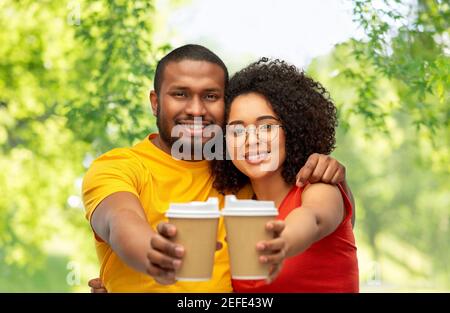 felice coppia afroamericana con tazze da caffè Foto Stock