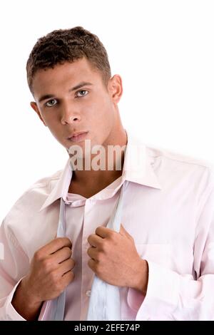 Ritratto di un giovane che tiene la cravatta Foto Stock