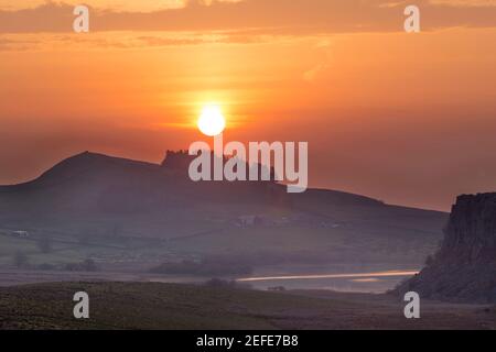 Alba sopra Hotbank Crags, con Crag Lough in primo piano, il Muro di Adriano, Northumberland, Regno Unito Foto Stock