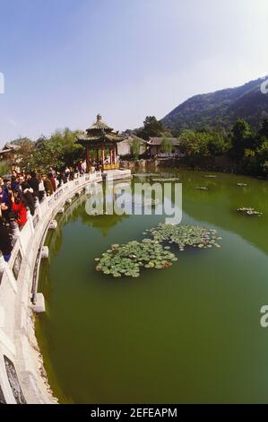 Vista ad alto angolo di un gruppo di persone sul lago, in Cina Foto Stock