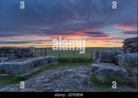 La porta nord della milleasta 42 al tramonto - Cawfield, il Muro di Adriano, Northumberland, Regno Unito Foto Stock