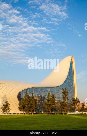 Azerbaigian, Baku, Heydar Aliyev Centro Culturale - un Libario, Musuem e Centro Congressi progettato dall'architetto Zaha Hadid Foto Stock