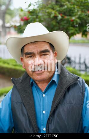 Ritratto di un uomo maturo che indossa un cappello da cowboy Foto Stock
