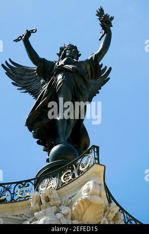 Vista ad angolo basso di una statua, la Fontaine Des Quinconces, Bordeaux, Aquitania, Francia Foto Stock