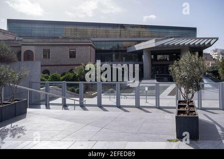 Atene Grecia. 11 febbraio 2021. Museo dell'Acropoli con ingresso chiuso, serratura Covid 19. Il nuovo museo attende il ritorno dei marmi del Partenone Foto Stock