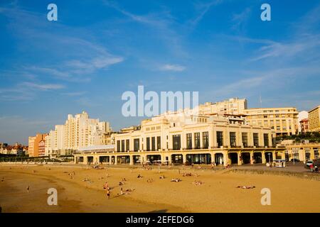 Turisti sulla spiaggia, Casino Municipal, Grande Plage, Biarritz, Francia Foto Stock