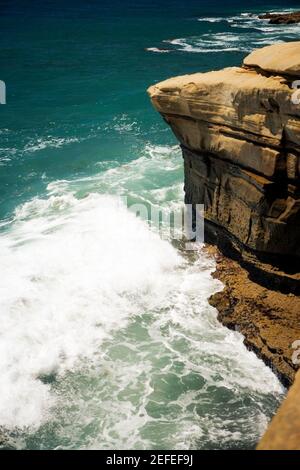 Onde che si infrangono su una formazione rocciosa, Coronado Reefs, San Diego, California, USA Foto Stock