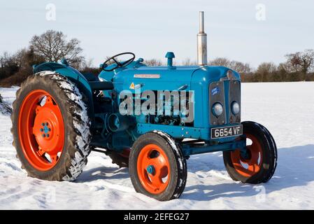 Trattore d'epoca Fordson Super Major nella neve d'inverno Foto Stock