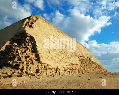 Piramidi in un arido paesaggio, piegate, piramide di Dashur, Egitto Foto Stock