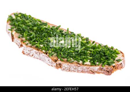 Pane di erba cipollina isolato su sfondo bianco Foto Stock